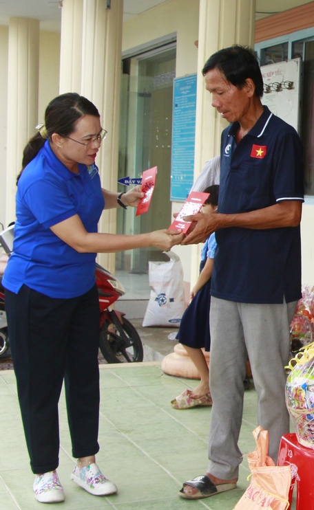 Các cơ quan, tổ chức và các nhà hảo tâm trong và ngoài tỉnh đã hỗ trợ tiền mặt, gạo và các nhu yếu phẩm cho người dân.
