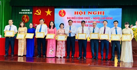 KBNN Vĩnh Long khen thưởng cho các tập thể, cá nhân đạt thành tích cao năm 2022.