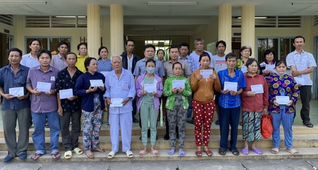 Đại diện Công ty TNHH MTV Xổ số kiến thiết Vĩnh Long trao hỗ trợ cho 23 hộ dân bị ảnh hưởng vụ sạt lở đất.