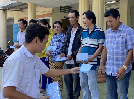 Đại diện Công ty TNHH Tuấn Hiền trao tiền hỗ trợ cho 12 hộ bị ảnh hưởng trực tiếp vụ sạt lở.