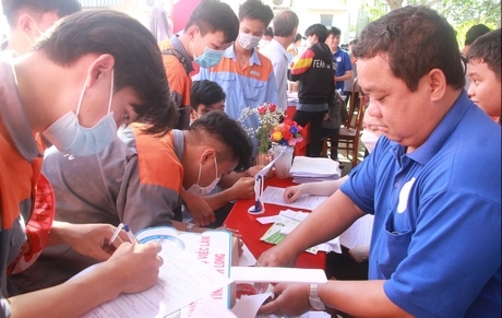 Sinh viên, học sinh Trường CĐ Nghề Vĩnh Long dự ngày hội việc làm.