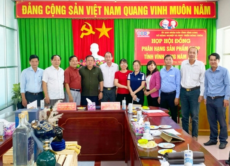 Các thành viên Hội đồng đánh giá, phân hạng sản phẩm OCOP tham gia đánh giá sản phẩm.