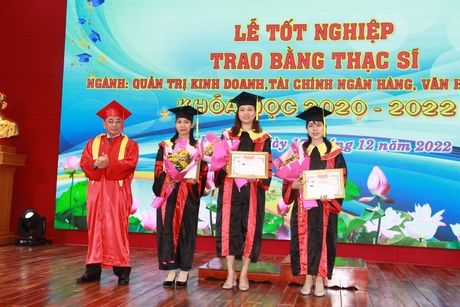 Lãnh đạo trường khen thưởng cho thủ khoa khóa học.