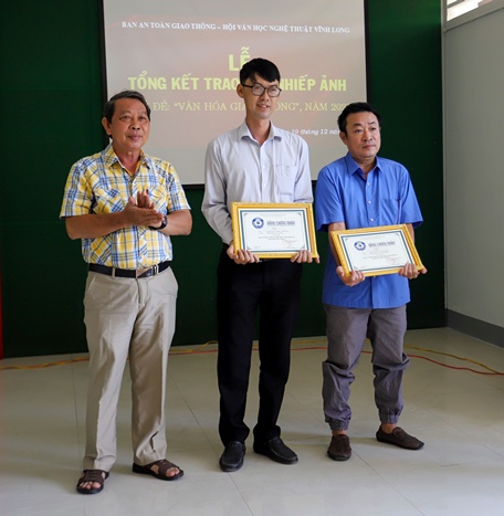 Ông Trần Thanh Sơn- Chủ tịch Hội Văn học nghệ thuật trao chứng nhận cho tác giả đạt giải.