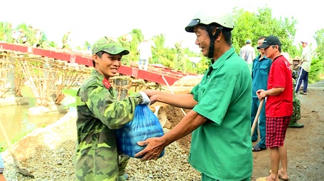 Quân và dân luôn gắn bó với nhau.