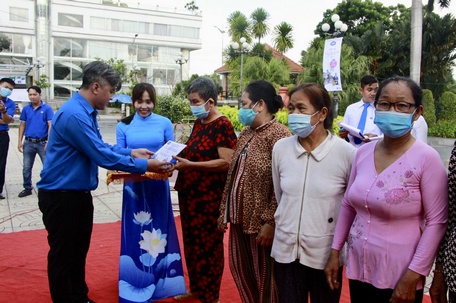 CEP Vĩnh Long trao quà và hỗ trợ nhà cho đối tượng công nhân, người lao động, đồng hành vượt qua khó khăn sau dịch bệnh.  Ảnh minh họa