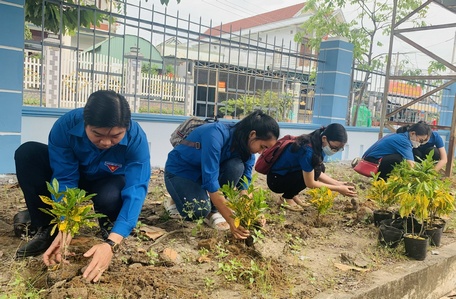 Trồng cây hưởng ứng ngày Thanh niên cùng hành động.