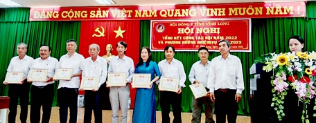  Tuyên dương, khen thưởng các cá nhân, đơn vị tiêu biểu, xuất sắc trong năm 2022.