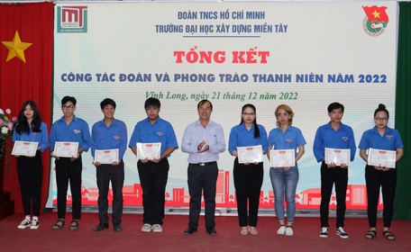 Trao giấy khen cho các cá nhân tiêu biểu trong công tác Đoàn năm 2022.