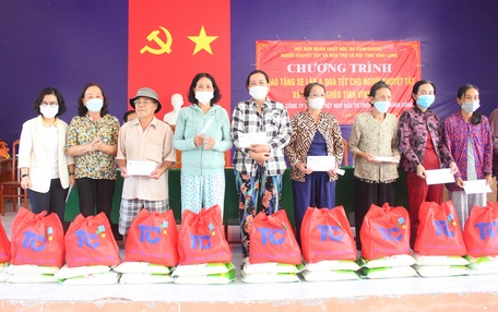 25 phần quà tết góp phần giúp các hộ nghèo đón mùa xuân mới ấm áp hơn.