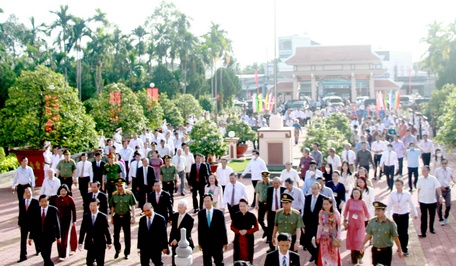 Lãnh đạo Đảng, Nhà nước về tham dự và viếng Khu lưu niệm Chủ tịch Hội đồng Bộ trưởng Phạm Hùng nhân kỷ niệm 110 năm ngày sinh của ông. 