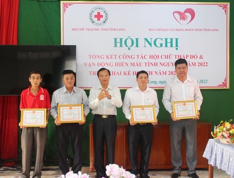 Ông Võ Thanh Vân - Phó Trưởng Ban Dân vận Tỉnh ủy trao giấy khen cho các tập thể đã vận động tốt công tác hiến máu tình nguyện.