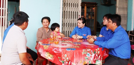 Đến thăm hỏi, động viên gia đình chiến sĩ công tác biển đảo.