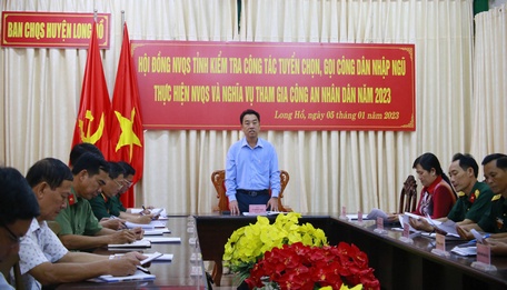 Chủ tịch UBND tỉnh Lữ Quang Ngời kiểm tra công tác tuyển quân tại huyện Long Hồ.