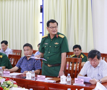 Hội đồng Nghĩa vụ quân sự TP Vĩnh Long báo cáo kết quả công tác tuyển quân với đoàn kiểm tra.