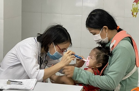 Trẻ bệnh viêm đường hô hấp được y bác sĩ điều trị.