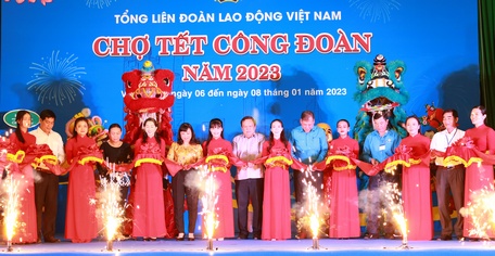Đại biểu cắt băng khai mạc “Chợ Tết Công đoàn” năm 2023.