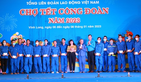 Tặng quà cho đoàn viên, công nhân lao động khó khăn.