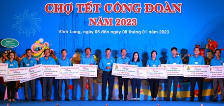  Trao tặng 40 “Mái ấm công đoàn” cho công đoàn cấp trên cơ sở.