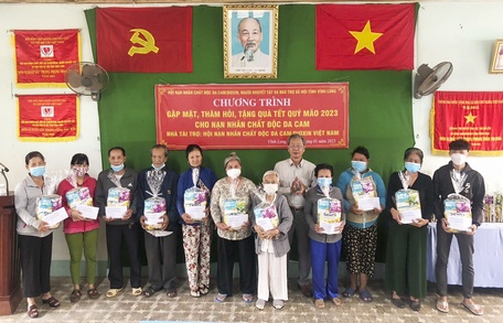 Hội Nạn nhân chất độc da cam/dioxin, Người khuyết tật và Bảo trợ xã hội trao 70 phần quà Tết cho nạn nhân nhiễm chất độc da cam/dioxin.