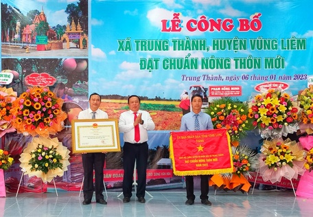 Ông Nguyễn Văn Liệt - Phó Chủ tịch UBND tỉnh trao tặng cờ thi đua và bằng công nhận xã Trung Thành đạt chuẩn NTM.