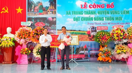 Ông Phạm Văn Bé Tư - Chủ nhiệm Ủy ban Kiểm tra Tỉnh ủy trao bằng khen cho cá nhân xuất sắc trong tham gia thực hiện phong trào xây dựng NTM năm 2022.