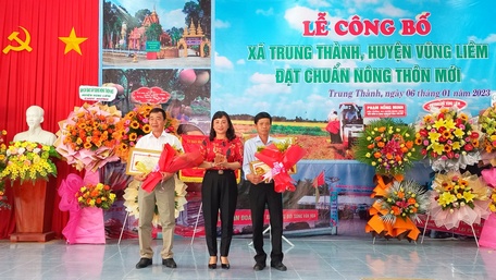 Bà Lê Thị Thúy Kiều - Phó Chủ tịch HĐND tỉnh trao bằng khen cho các cá nhân có thành tích đóng góp và vận động đóng góp tiền, vật chất xây dựng NTM năm 2022. 