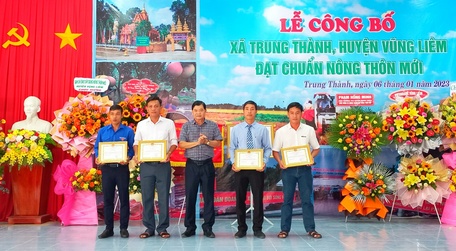 Ông Lê Văn Lập - Bí thư Huyện ủy Vũng Liêm trao giấy khen cho tập thể có thành tích tiêu biểu trong xây dựng NTM xã Trung Thành.