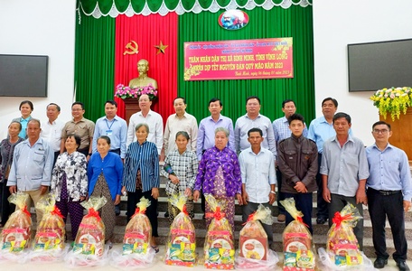 Ông Nguyễn Hồ Hải - Phó Bí thư Thành ủy TP Hồ Chí Minh và ông Phạm Minh Tuấn - Phó Chủ tịch Ủy ban MTTQ Việt Nam TP Hồ Chí Minh trao quà cho các hộ gia đình chính sách và đồng bào có hoàn cảnh khó khăn.