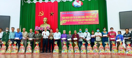 Đoàn lãnh đạo TP Hồ Chí Minh cùng lãnh đạo tỉnh Vĩnh Long và thị xã Bình Minh trao quà cho các hộ gia đình chính sách và đồng bào có hoàn cảnh khó khăn.