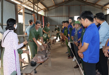  Xem những mô hình tái hiện cảnh tra tấn, các bạn trẻ vô cùng xúc động