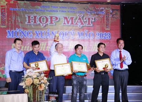 Tặng bằng khen các cá nhân, gia đình có nhiều đóng góp công tác an sinh xã hội tỉnh Vĩnh Long.