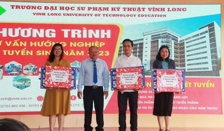 Dịp này, Trường ĐH Sư phạm kỹ thuật Vĩnh Long đã ủng hộ Quỹ Tấm lòng vàng cho các trường THPT đã đến tham dự.