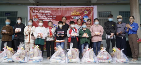 Những phần quà ý nghĩa giúp các em vui xuân đón tết.