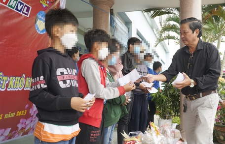 Phần quà tuy nhỏ nhưng mang lại niềm vui cho các em.