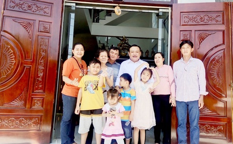Niềm vui có con của những cặp vợ chồng hiếm muộn, sau khi được bác sĩ Nguyễn Phú Lâm chữa trị.