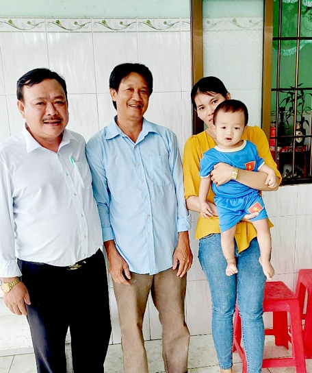 Niềm vui có con của những cặp vợ chồng hiếm muộn, sau khi được bác sĩ Nguyễn Phú Lâm chữa trị.
