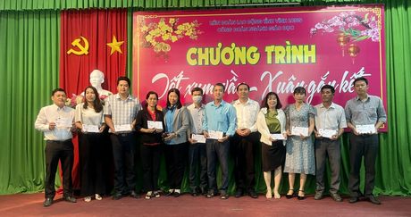 Trao quà cho đại diện các công đoàn cơ sở trực thuộc Công đoàn ngành giáo dục.