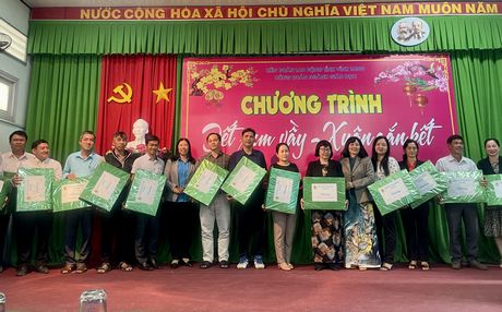 Dịp này, công đoàn ngành tặng khẩu trang cho các công đoàn cơ sở.