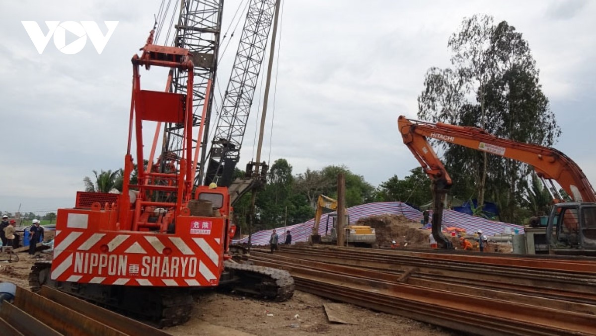 Nhiều thiết bị để đưa trụ bê tông lên mặt đất đang ở hiện trường