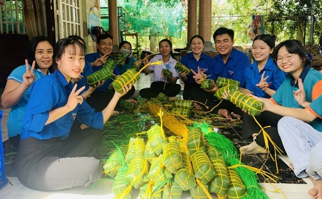 Bạn trẻ gói bánh tặng cán bộ, chiến sĩ Tiểu đoàn 563, Vùng 5 Hải quân.