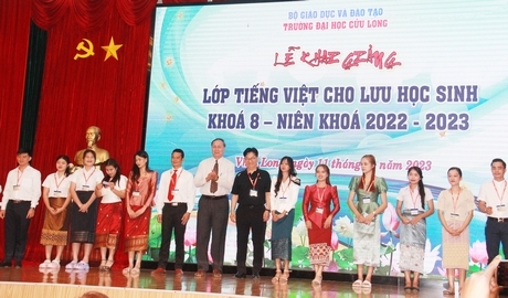 Trao thẻ học viên cho lưu học sinh.