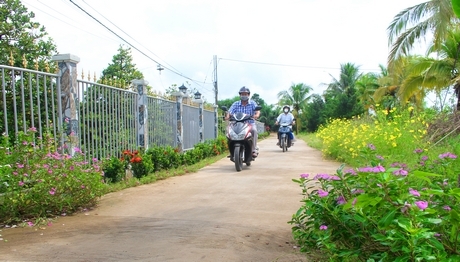 Giao thông được đầu tư thông suốt giúp người dân đi lại dễ dàng.