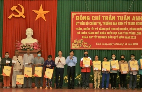 Trưởng Ban Kinh tế Trung ương - Trần Tuấn Anh và Bí thư Tỉnh ủy - Bùi Văn Nghiêm trao quà Tết cho các hộ nghèo.