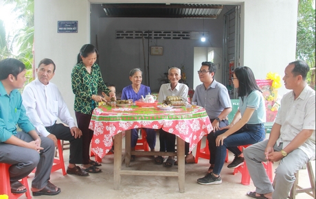 Đại diện đoàn công tác của Trung Nam Group tại buổi bàn giao nhà đại đoàn kết cho hộ nghèo.