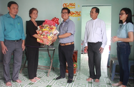 Tại buổi bàn giao nhà đại đoàn kết, Trung Nam Group đã tặng mỗi hộ gia đình một phần quà đón Tết Nguyên đán Quý Mão.