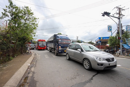 Không những nối đuôi nhau, xe khách còn “cố tình” chen vào trong đậu thành hàng đôi.