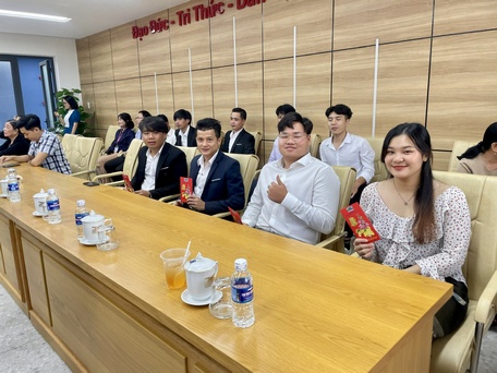 Tặng quà Tết và lì xì cho lưu học sinh.