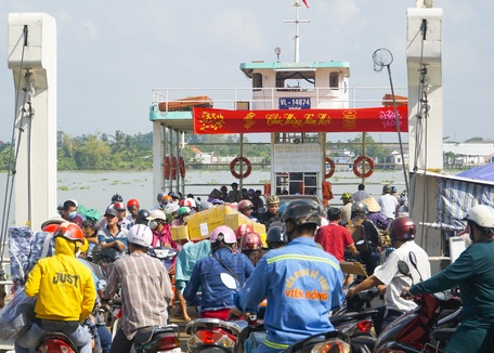 Những chuyến phà về quê mang theo náo nức mùa xuân. Ảnh: THẢO TIÊN