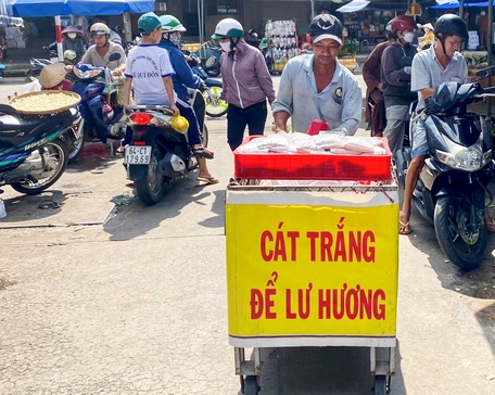 Người bán cát lư hương nơi góc chợ.